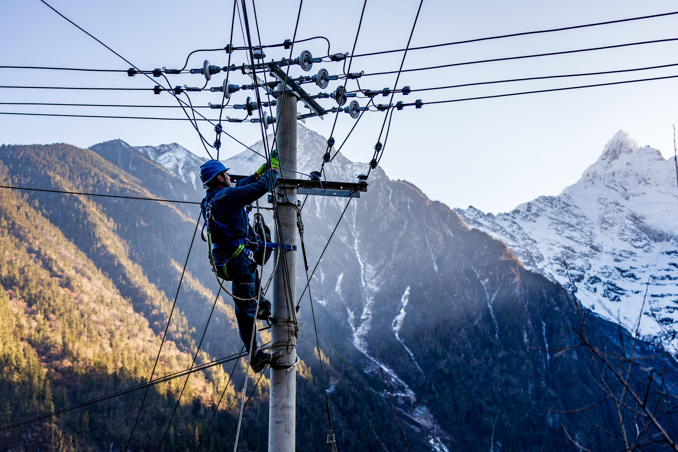 Wangden inspects power transmission lines in Yubeng Village, Deqen County, Yunnan Province